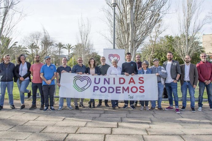 Marga Plomer y Alfonso Rodríguez arropados por los candidatos y candidatas de Unidas Podemos de la lista al municipio de Calvi