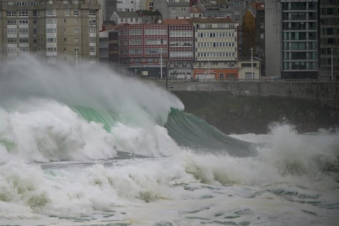 Archivo - Fuertes vientos y  oleaje en A Coruña, a 8 de enero de 2022, en A Coruña, Galicia, (España). La Agencia Estatal de Meteorología activó un aviso naranja que ha ampliado hasta el 10 de enero en todo el litoral  gallego por viento y olas que podr