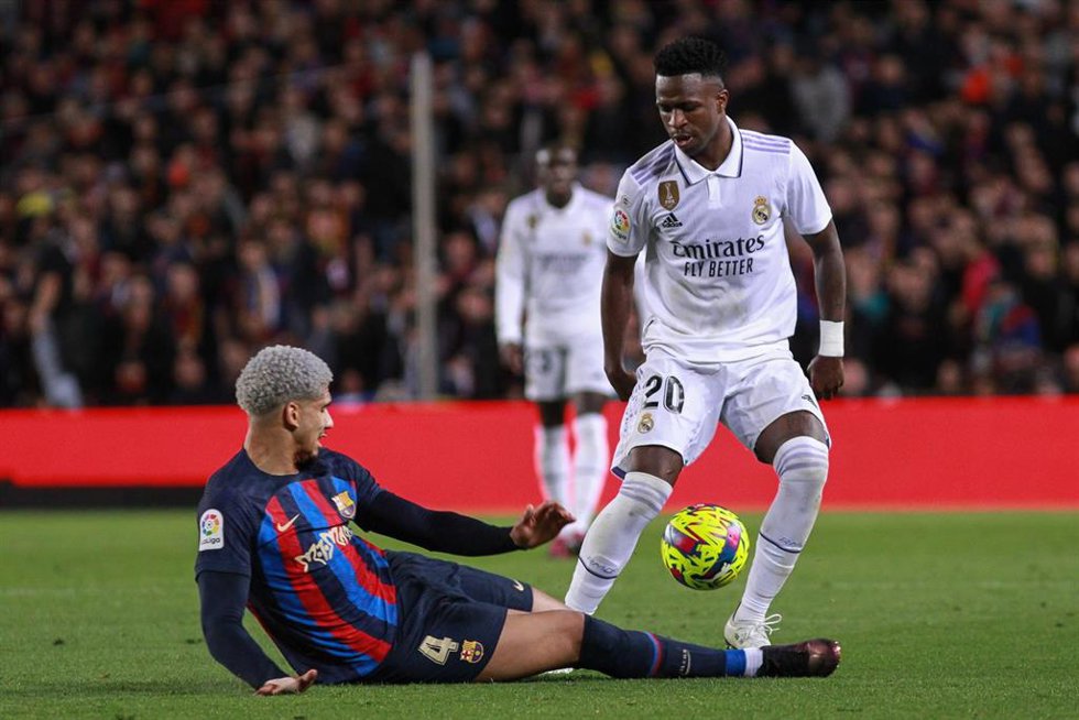 Ronald Araújo y Vinícius Júnior disputando un balón en el último enfrentamiento entre Real Madrid y FC Barcelona