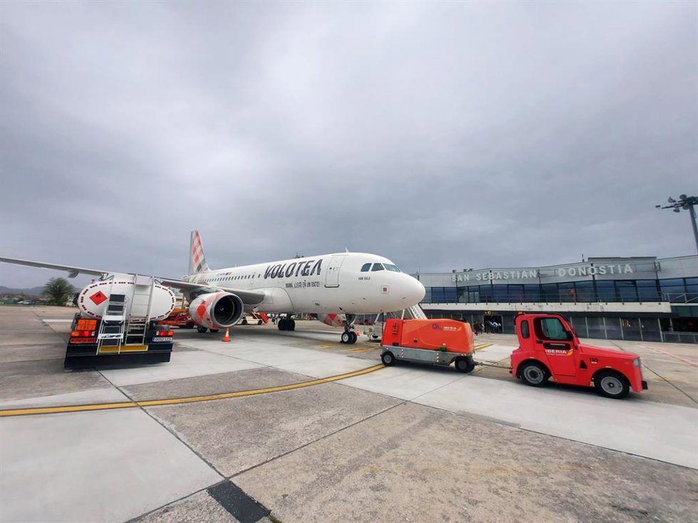 El aeropuerto de San Sebastián estrena la ruta a Valencia