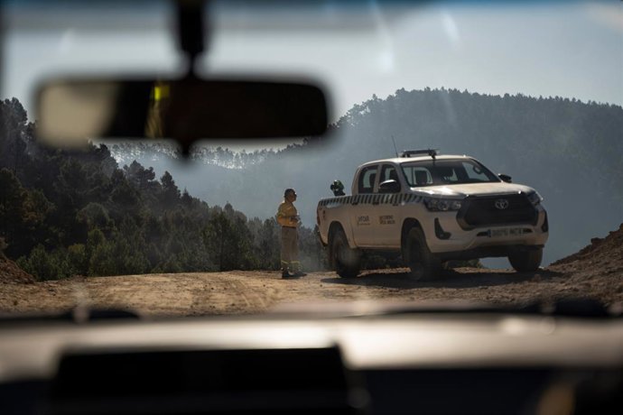 Un cotxe d'efectius de les brigades forestals a la seua arribada als treballs de l'incendi de Vilanova de Viver el 29 de mar