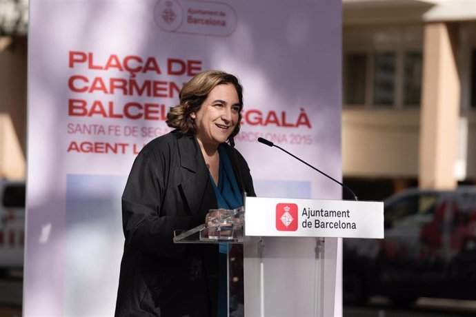 La alcaldesa de Barcelona, Ada Colau, en la inauguración de la plaza Carmen Balcells