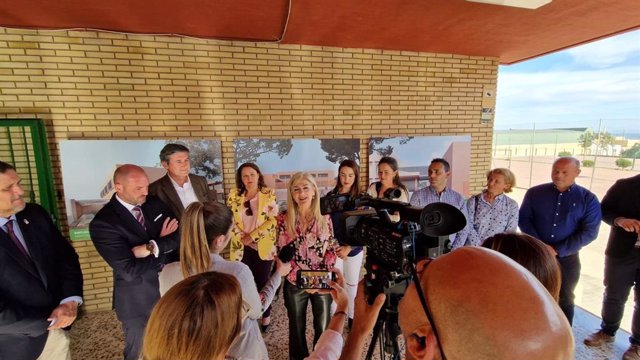 Patricia del Pozo visita el CEIP Nueva Andalucia, en Adra (Almeria)