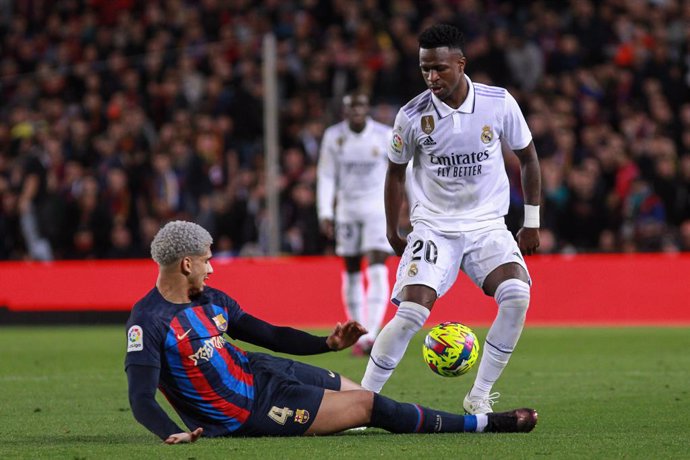 Ronald Araujo of FC Barcelona and Vinicius Junior of Real Madrid fight for the ball during the spanish league, La Liga Santander, football match played between FC Barcelona and Real Madrid at Camp Nou stadium on March 19, 2023, in Barcelona, Spain.