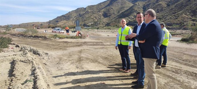 El subdelegado de Gobierno visita las obras de protección de la desaladora del Bajo Almanzora.