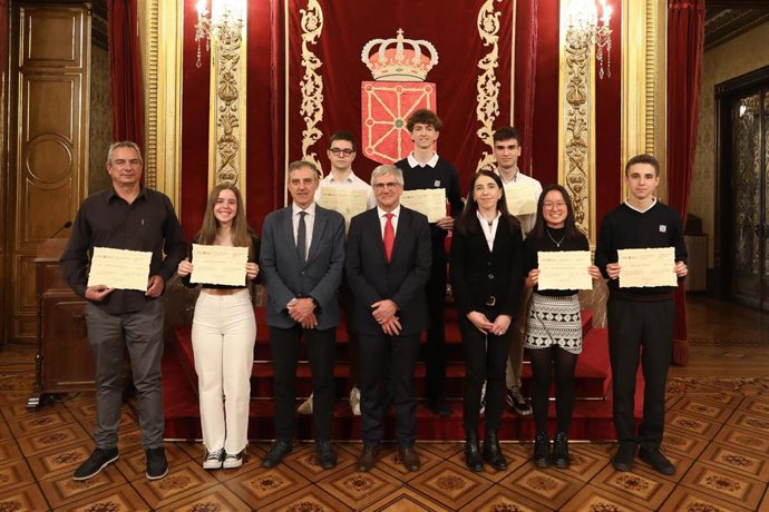 Alumnos y alumnas de ESO y Bachiller premiados por el curso pasado, junto al director general de Educación y responsables del departamento, en el Salón del Trono.