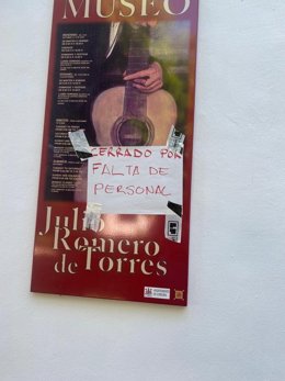 Los trabajadores de los museos municipales han escenificado su protesta por la falta de personal.