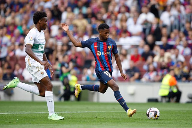 Archivo - Ansu Fati of FC Barcelona and John of Elche CF in action during the La Liga match between FC Barcelona and Elche CF at Spotify Camp Nou Stadium in Barcelona, Spain, on September 17th, 2022.