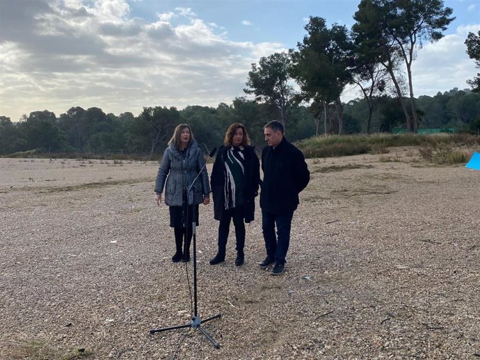 Archivo - La consellera de Salud y Consumo, Patricia Gómez, la presidenta del Govern, Francina Armengol, y el director general del IbSalut, Manuel Palomino.