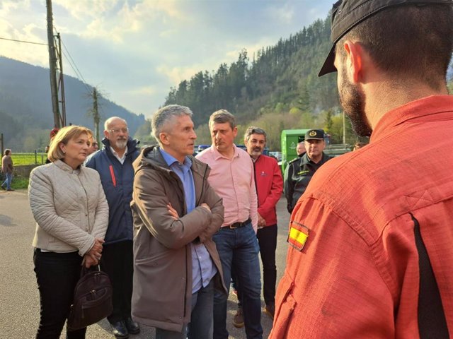 El ministro del Interior, Fernando Grande-Marlaska, visita junto a la delegada del Gobierno en Asturias, Delia Losa, el puesto de mando Avanzado desplegado en Navelgas (Tineo) para combatir los incendios forestales.