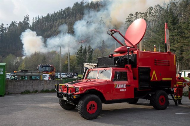 Un vehículo de la UME trabajando en la extinción del incendio forestal de Navelgas, en Tineo.