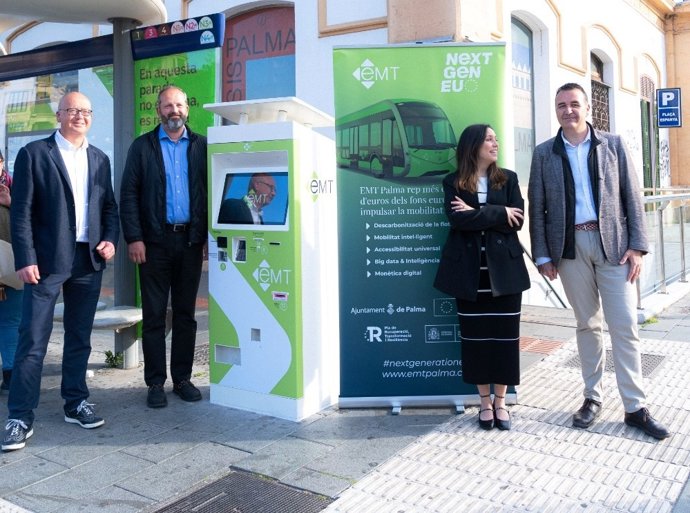 El teniente de alcalde de Movilidad Sostenible, Francisco Dalmau, durante la presentación de las nuevas máquinas de la EMT de Palma
