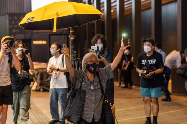 Archivo - La conocida abuela Wong durante una protesta prodemocrática en Hong Kong
