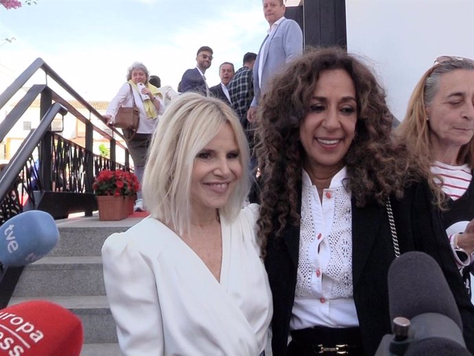 EUGENIA MARTÍNEZ DE IRUJO CON ROSARIO FLORES DURANTE LA APERTURA DEL MUSEO DE LOLA FLORES