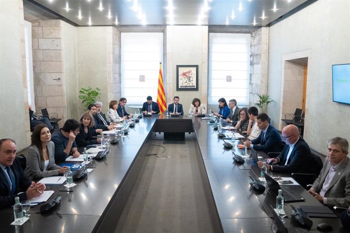 El líder del PSC, Salvador Illa (7i); el conseller de Empresa y Trabajo y expresidente del Parlament, Roger Torrent (9i); el presidente de la Generalitat, Pere Aragonés (c), y la consellera de Acción Climática, Alimentación y Agenda Rural, Teresa Jord 