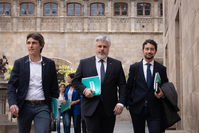 (I-D) El diputado de Junts per Catalunya (JxCat) Salvador Vergés; el líder de Junts en el Parlament, Albert Batet, y el presidente del Puerto de Barcelona, Dami Calvet, a su llegada a una reunión sobre la cumbre de la sequía, en el Palau de la Generali