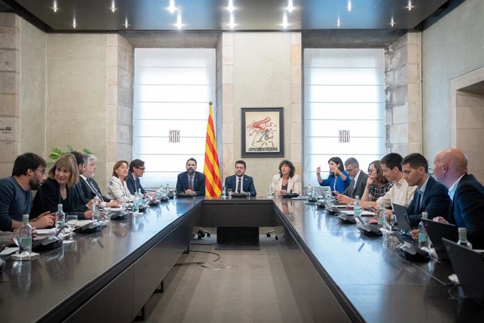 El líder del PSC, Salvador Illa (6i); el conseller d'empresa i Treball i expresident del Parlament, Roger Torrent (7i); el president de la Generalitat, Pere Aragonés (c), i la consellera d'Acció Climtica, Alimentació i Agenda Rural, Teresa Jord (9