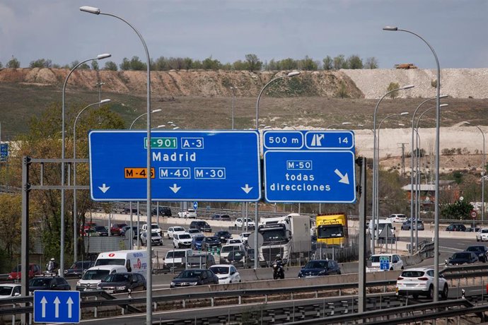 Atasco en la autovía A-3 a la altura de Rivas, a 31 de marzo de 2023, en Madrid (España).