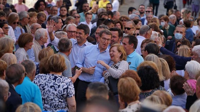 El presidente del PP, Alberto Núñez Feijóo, junto al presidente del PPCV, Carlos Mazón, en un acto del partido en Elche (Alicante)