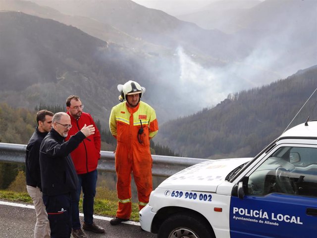El presidente del Principado de Asturias, Adrián Barbón, visita las zonas afectadas por los incendios forestales en Allande.