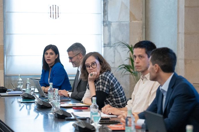 La portavoz parlamentaria de ERC y secretaria general adjunta del partido, Marta Vilalta (1i); el diputado de ERC Eugeni Villalbí (2i);   la portavoz de la CUP en el Parlament de Catalunya, Eullia Reguant (3d), y el alcaldable de Poble Actiu, Pau Ortín