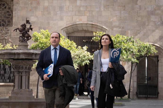 El secretario general del PP catalán, Daniel Serrano, y la portavoz del PP en el Parlament, Lorena Roldán, a su llegada a una reunión sobre la cumbre de la sequía, en el Palau de la Generalitat, a 31 de marzo de 2023, en Barcelona, Catalunya (España). G