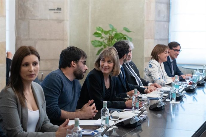 El diputado de En Comú Podem Lucas Silvano Ferro (2i), y la líder de los comuns en el Parlament, Jéssica Albiach (3i), durante una reunión sobre la cumbre de la sequía, en el Palau de la Generalitat, a 31 de marzo de 2023, en Barcelona, Catalunya (Españ