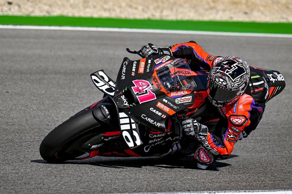 El piloto español Aleix Espargaró con la Aprilia
