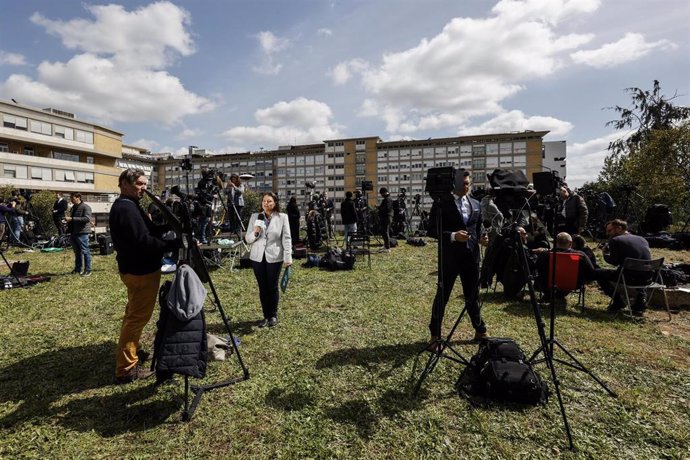 Periodistas hacen guardia frente al hospital Policlínico Gemelli, donde está ingresado el Papa