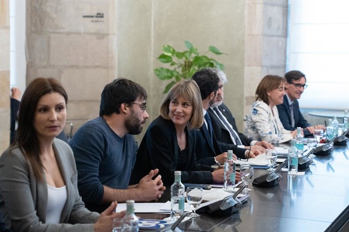 El diputat d'En Comú Podem Lucas Silvano Ferro (2i), i la líder dels comuns en el Parlament, Jéssica Albiach (3i), durant una reunió sobre la cimera de la sequera, en el Palau de la Generalitat, a 31 de mar de 2023, a Barcelona, Catalunya (Espanya)