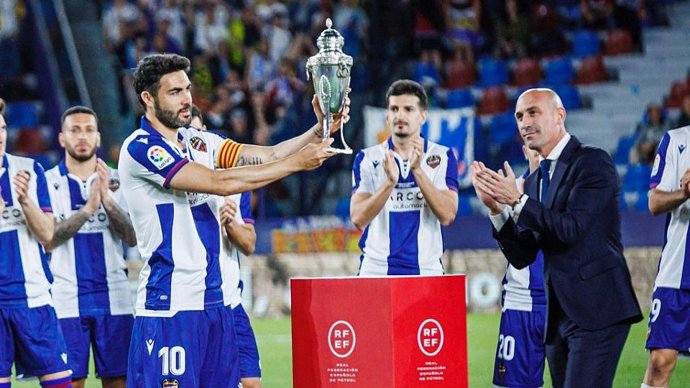 Luis Rubiales entrega la Copa de la República de 1937 al Levante UD.