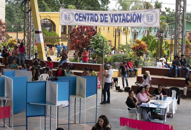 Archivo - Residentes de La Unión, Guatemala, toman autobuses al lugar de votación mientras los guatemaltecos votaban en las elecciones presidenciales el 11 de agosto de 2019