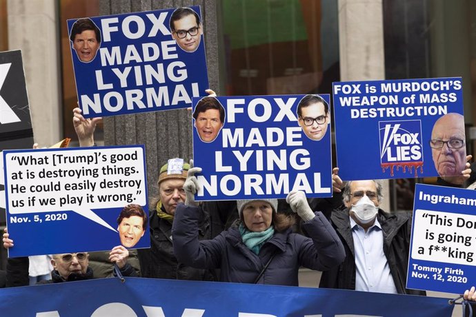 Archivo - Protestas frente a la sede de la cadena estadounidense Fox News