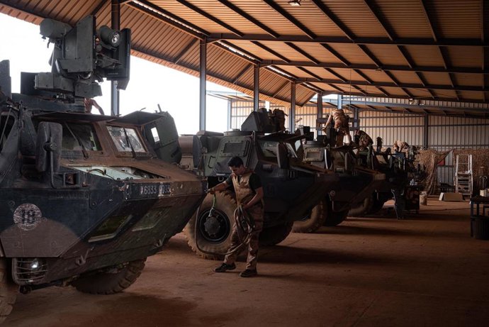 Archivo - Vehículos militares en mantenimiento en Malí