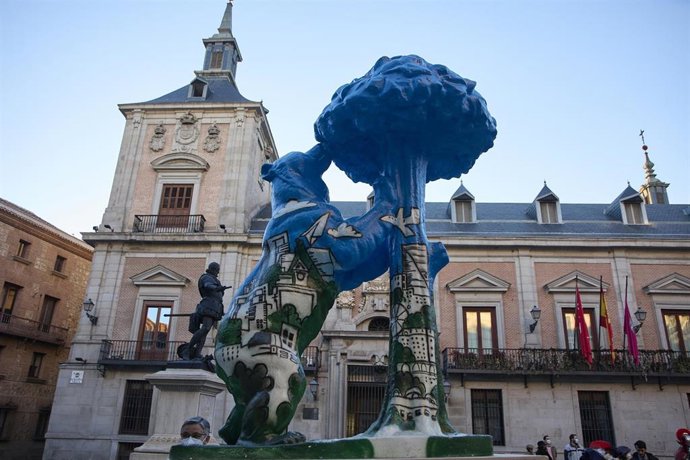 Archivo - Una réplica del Oso y el Madroño en la plaza de la Villa, a 30 de enero de 2022