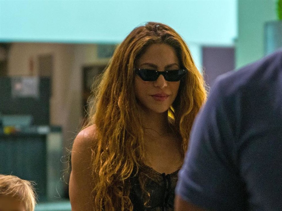 SHAKIRA EN EL AEROPUERTO, IMAGEN DE ARCHIVO