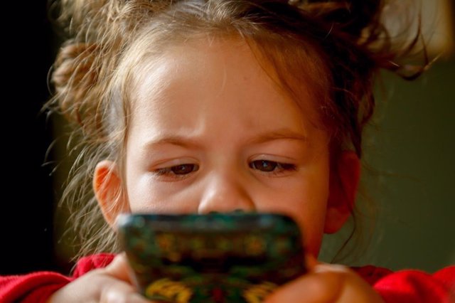 Una niña utilizando un 'smartphone'