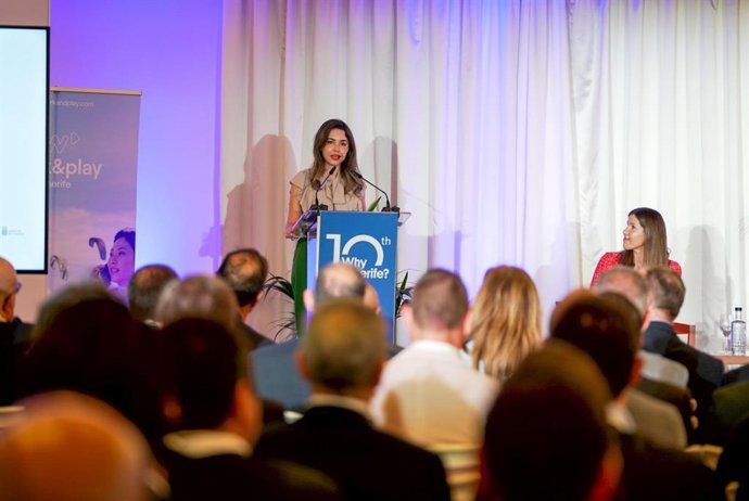 La delegada de Acción Exterior del Cabildo de Tenerife, Liskel Álvarez, inaugura  la jornada organizada por la plataforma de atracción de inversiones Why Tenerife? con motivo de su décimo aniversario.