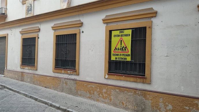 Una de las pancartas colocadas en el centro de Jerez en señal de protesta