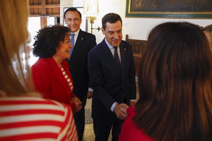 El presidente de la Junta de Andalucía, Juanma Moreno, la rectora de la Universidad de Granada, Pilar Aranda, y el consejero José Carlos Gómez Villamandos, en una visita que hizo este viernes, día 31.