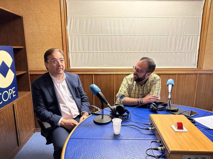 Guillemo Fernández Vara y el periodista de COPE Fabián Vázquez minutos antes de la entrevista.