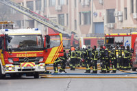 Sofocado el incendio de la nave de baterías y motos en Villa de Vallecas