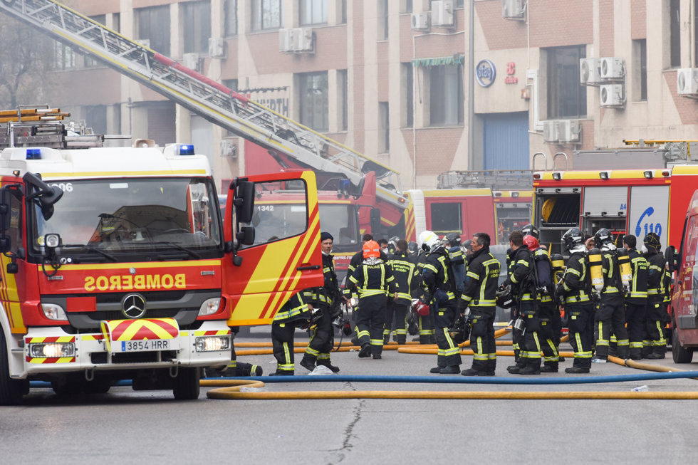 Bomberos del Ayuntamiento de Madrid trabajan en la extinción de una nave incendiada en Villa de Vallecas.