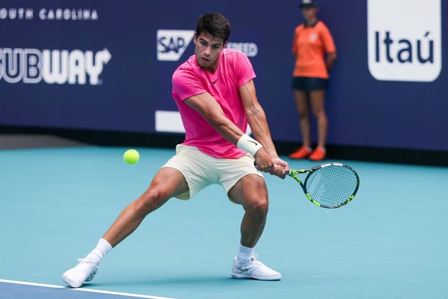 28 March 2023, US, Miami Gardens: Spanish tennis player Carlos Alcaraz in action against USA's Tommy Paul during their men's singles round of 16 tennis match of the Miami Open at Hard Rock Stadium. Photo: Debby Wong/ZUMA Press Wire/dpa