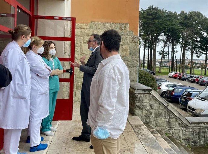 El consejero Raúl Pesquera charla con los profesionales de la sanidad