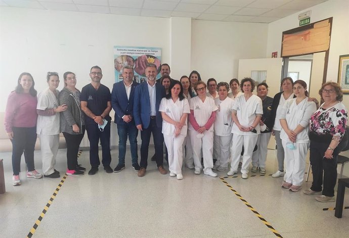 Imagen de la visita a la residencia Isidoro Fernández de Villaralto y las trabajadoras del Servicio de Ayuda a Domicilio.