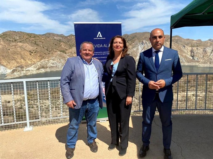 La consejera de Agricultura, Pesca, Agua y Desarrollo Rural, Carmen Crespo, junto al presidente de la Mancomunidad del Valle de Almanzora, Antonio Ramón Salas