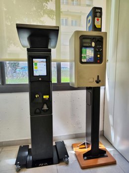 Los antiguos (derecha) y los nuevos expendedores (izquierda) de la ORA que ya se han instalado en las calles de Palma