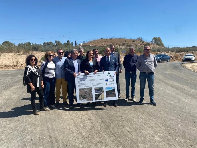 La consejera de Agricultura, Pesca, Agua y Desarrollo Rural, Carmen Crespo, ensu visita a las obras del camino rural Galafa y Los Canos, en Pulpí (Almería)