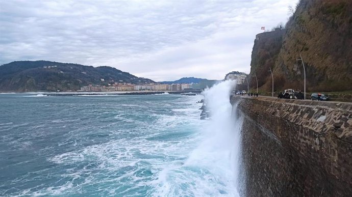 Archivo - Oleaje en San Sebastián